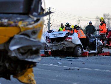 Puente Alto: Tres fallecidos dejó colisión entre un auto y un bus del Transantiago