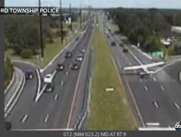 Video: Impresionante aterrizaje de avión en autopista