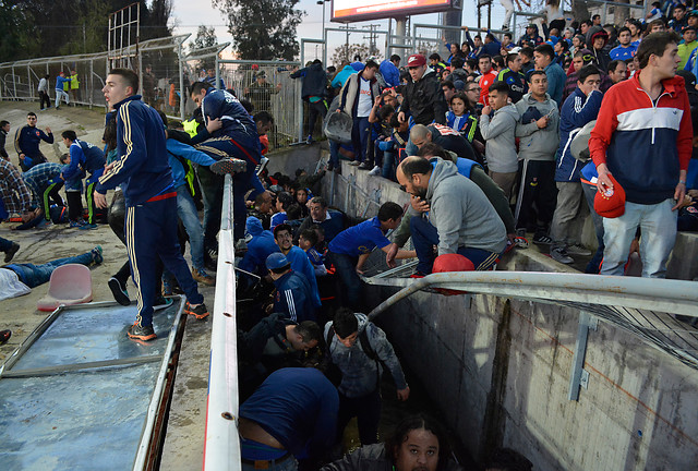 Vergüenza en el fútbol: Barristas obligan a suspender partido Rangers - Universidad de Chile