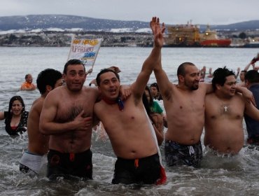 Puntarenenses desafían frías aguas del estrecho en chapuzón por Invernadas 2015