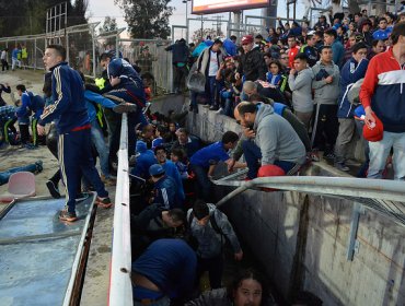 Vergüenza en el fútbol: Barristas obligan a suspender partido Rangers - Universidad de Chile