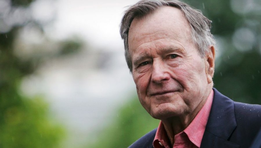 George H. W. Bush se recupera en el hospital y recibe una llamada de Obama