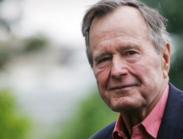 George H. W. Bush se recupera en el hospital y recibe una llamada de Obama