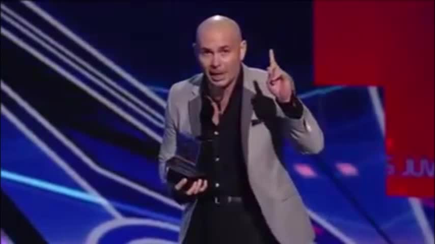 Video: Pitbull dice que Donald Trump “No puede ser presidente”