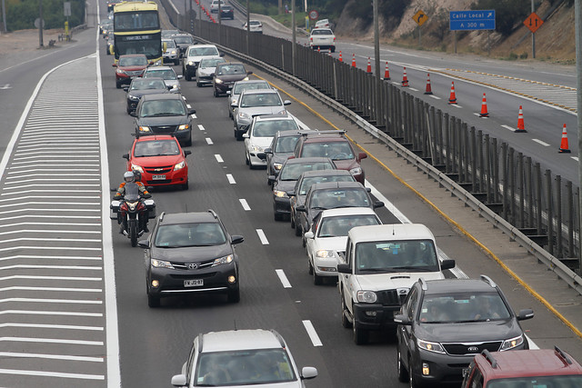 Casi 190 mil vehículos han abandonado Santiago durante “fin de semana largo”