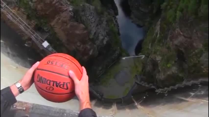 Video: No creerás la trayectoria que toma este balón de básquetbol