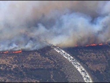 Un incendio alcanza una autopista en EE.UU. y quema una docena de vehículos