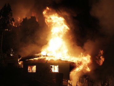 Damnificados de Valparaíso advierten que fin de subsidios de arriendo los obligará a regresar en carpas a cerros siniestrados