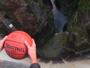 Video: No creerás la trayectoria que toma este balón de básquetbol