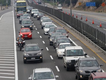 Casi 190 mil vehículos han abandonado Santiago durante “fin de semana largo”