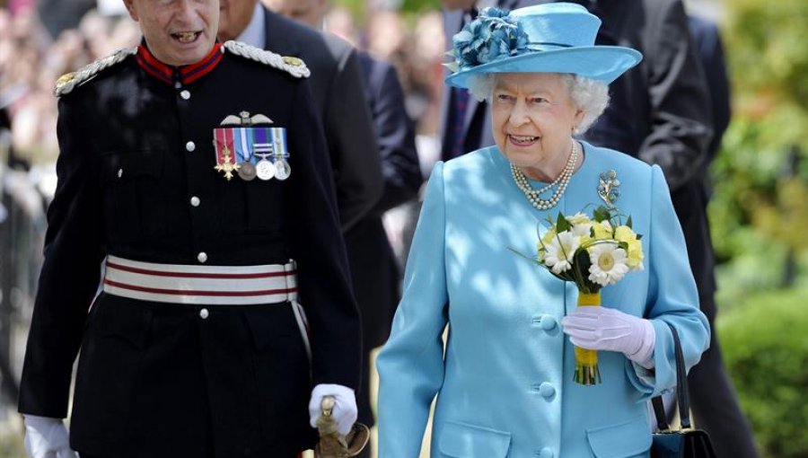 Imágenes muestran a reina Isabel II de niña haciendo saludo nazi