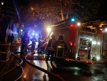 Incendio destruye fábrica de Pallets en las cercanías del aeropuerto de Santiago