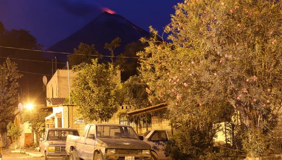 Volcán de Colima en México reduce actividad y pobladores vuelven a sus casas