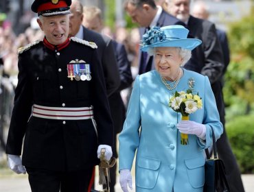 Imágenes muestran a reina Isabel II de niña haciendo saludo nazi