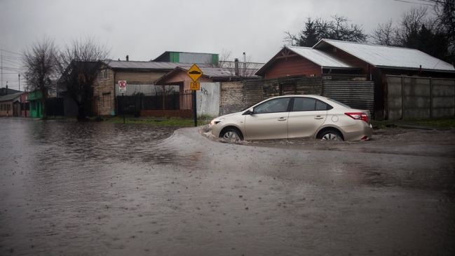 Los Lagos: Desborde del río Llico dejó a 60 familias aisladas