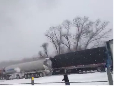 Video: Impactántes colisiones ocasionadas por la nieve en EE.UU.