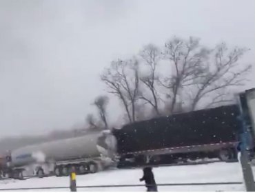 Video: Impactántes colisiones ocasionadas por la nieve en EE.UU.