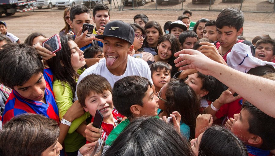 Alexis Sánchez revolucionó Tocopilla en inauguración de torneo infantil