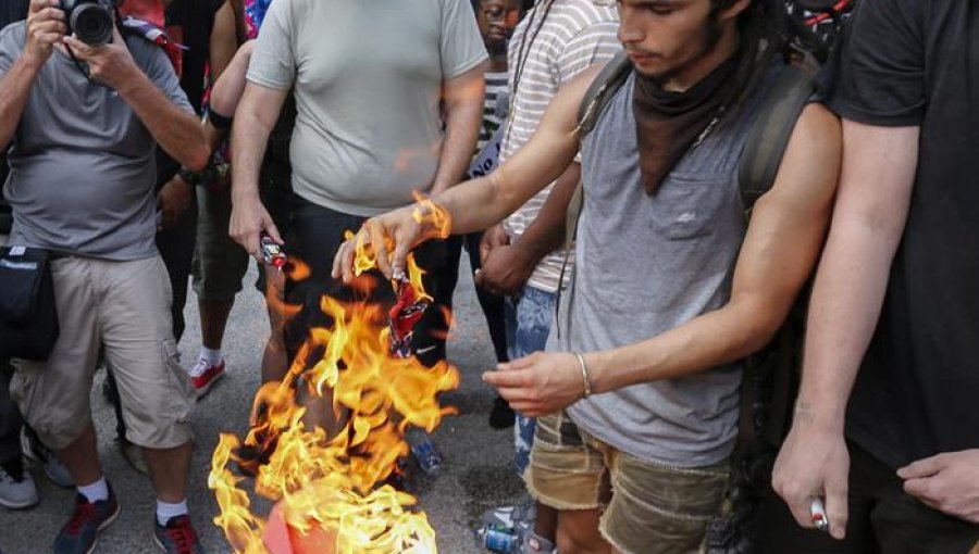 Miembros de las Panteras Negras y del Ku Klux Klan marchan a favor y contra remoción de bandera confederada