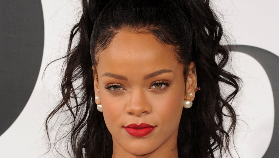 Rihanna desata la locura al pasear en pijama y con una copa de vino en la calle