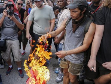 Miembros de las Panteras Negras y del Ku Klux Klan marchan a favor y contra remoción de bandera confederada