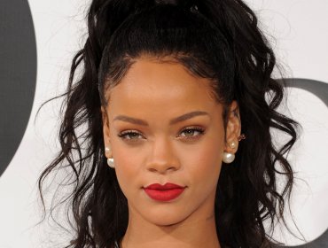 Rihanna desata la locura al pasear en pijama y con una copa de vino en la calle