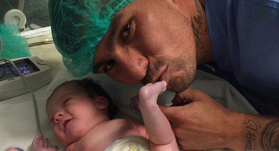 Hija de Gary Medel causa furor en redes sociales por divertida foto