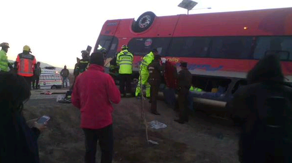 Tres muertos por accidente de bus volcado en la Ruta B400 de Antofagasta