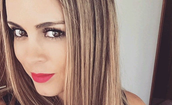 Maura Rivera publica foto haciendo una tierna sesión de masajes para hija