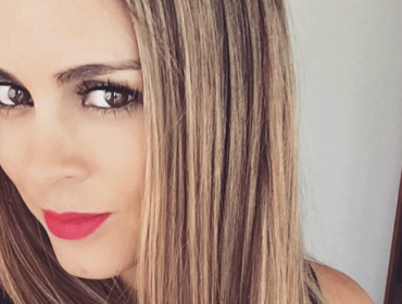 Maura Rivera publica foto haciendo una tierna sesión de masajes para hija