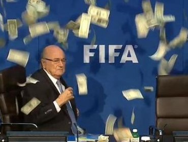 Intruso lanza billetes de dólar a Blatter y retrasa su rueda de prensa