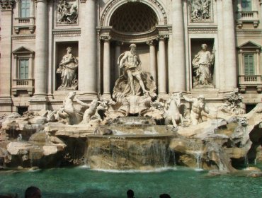 Ratones gigantes invaden la Fontana de Trevi de Roma y horrorizan a turistas