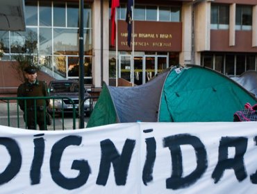 Damnificados del incendio de Valparaíso acampan frente a la Intendencia