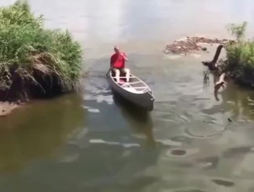 Video: Este hombre sale a pescar sin caña ni red y vuelve con muchos peces