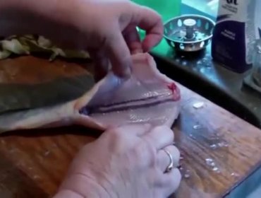 Video: El susto que se llevó esta mujer de un pescado que no queria ser cocinado