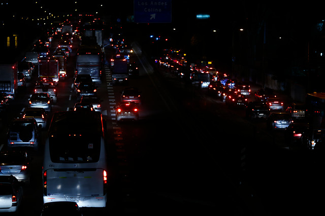 Volcamiento de camión en Américo Vespucio genera congestión de más de dos horas