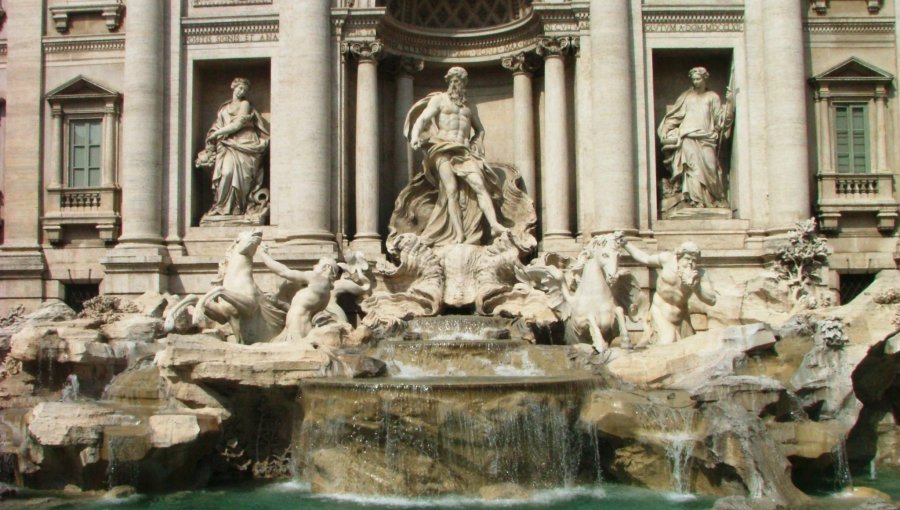 Ratones gigantes invaden la Fontana de Trevi de Roma y horrorizan a turistas