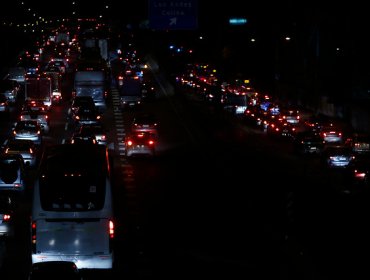 Volcamiento de camión en Américo Vespucio genera congestión de más de dos horas