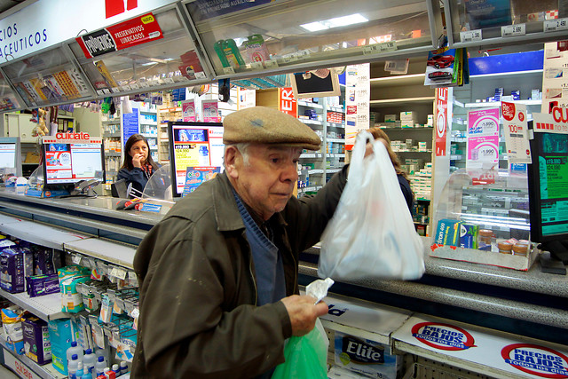 Sernac denuncia a farmacias por no informar precios y no cumplir con publicidad