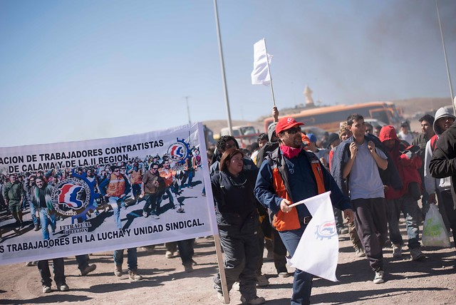 Trabajadores contratistas de Codelco inician huelga por bonos