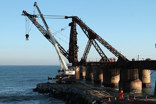 Desmontan la antigua grúa del Muelle Vergara para restauración