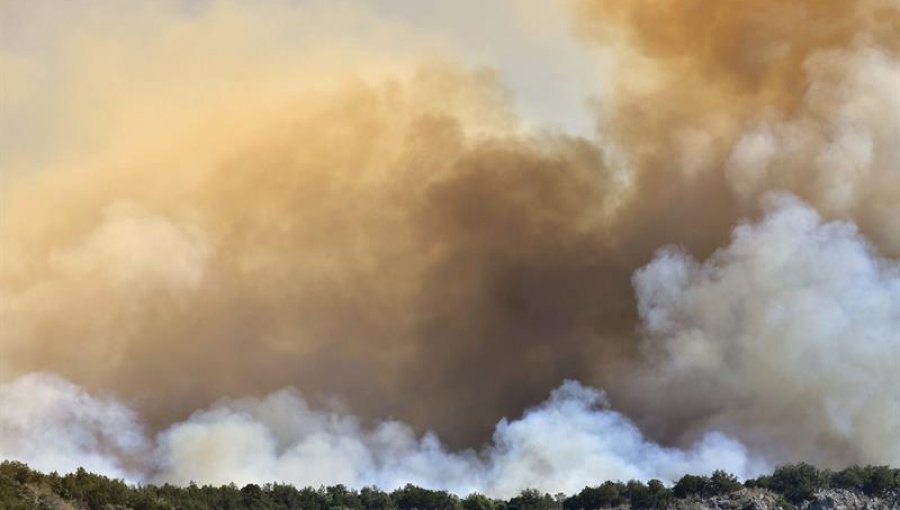 Un incendio en Grecia enciende alarmas por proximidad con zonas habitadas