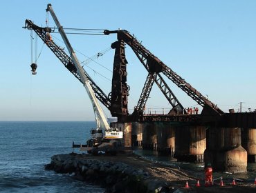 Desmontan la antigua grúa del Muelle Vergara para restauración