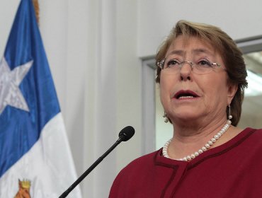 Por bajas de Bachelet y Rousseff: ¿Ciudadanos les exigen más a presidentes mujeres?