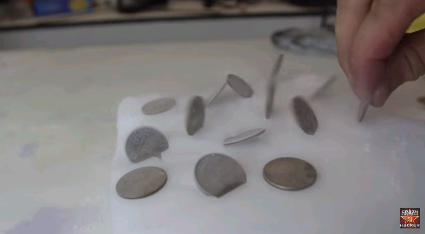 Video: Impresionante reacción de estas monedas cuando entran en contacto con hielo