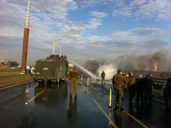 Profesores de Concepción se toman puente Llacolén y bloquean el tránsito