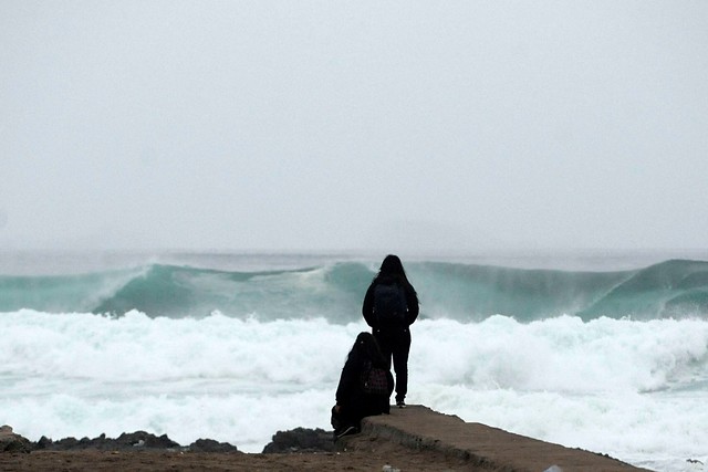 Marejadas que afectan en Iquique declinarían este miércoles