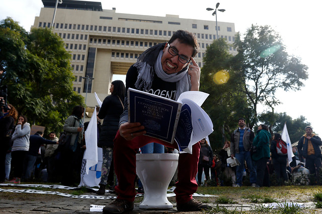 Profesores se manifiestan en las afueras del Congreso Nacional