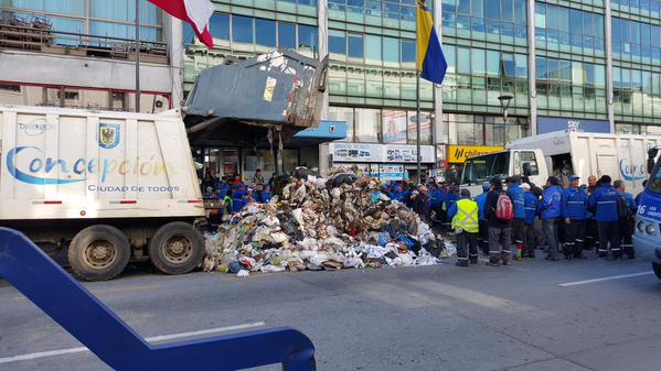 Concepción: Recolectores de basura descargan camión frente a municipalidad como protesta