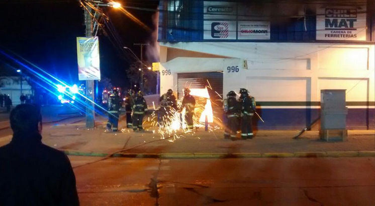 Incendio destruyó ferretería en San Bernardo